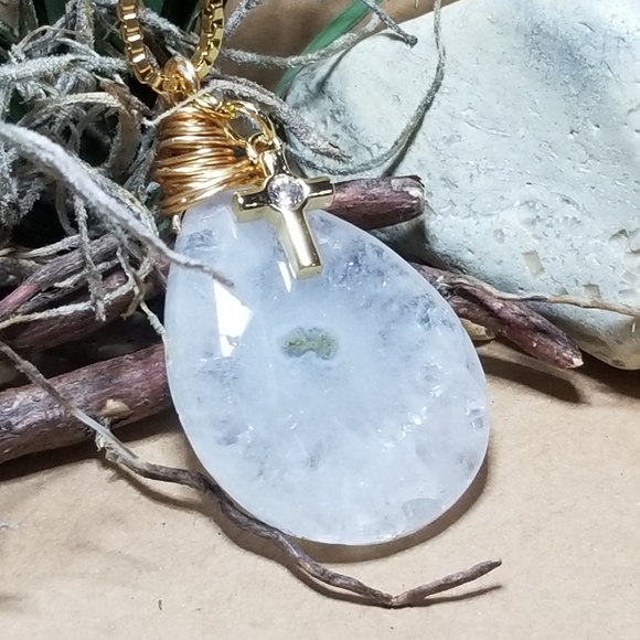 Solar quartz and gold necklace - Picture 3 of 4